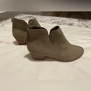 Viv & Lou Taupe‎ Booties Size 10